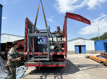 四川大傾角皮帶輸送機(jī)發(fā)貨現(xiàn)場